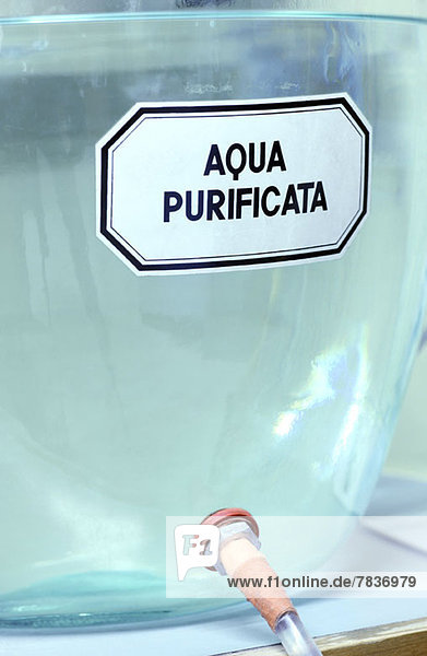 'Water purifier' with label written in Latin