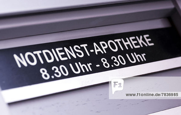 Schilderlesung 24 Stunden 'Notfall-Apotheke' auf Deutsch