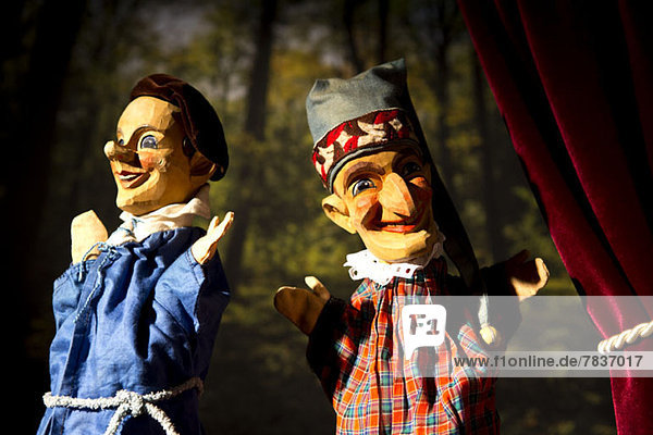 Punch und ein Freund aus dem klassischen Puppenspiel Punch and Judy auf der Bühne