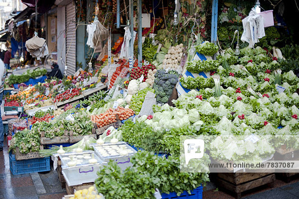 Gemüse im Überfluss auf einem Bauernmarkt im Freien