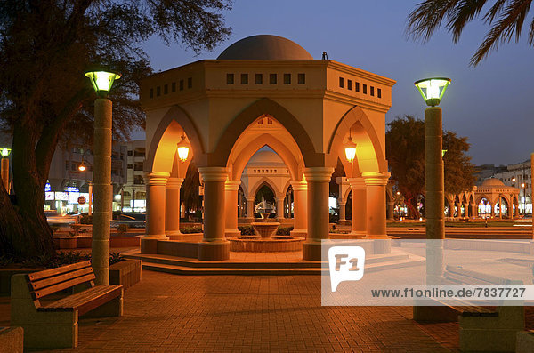 Pavillon in einem Park in der Abenddämmerung