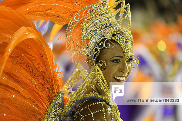 Samba-Tänzerin  Umzug der Sambaschule Academicos do Salgueiro während des Carnaval in Rio de Janeiro 2013