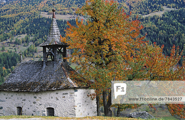 Kapelle von Grimentz mit herbstlichen Bäumen