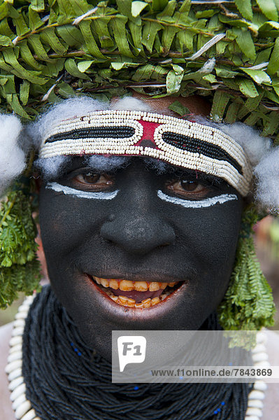 Schwarz bemalter Mann feiert das traditionelle Sing Sing im Hochland