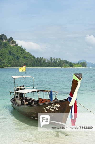 Longtail-Boot an einem Strand