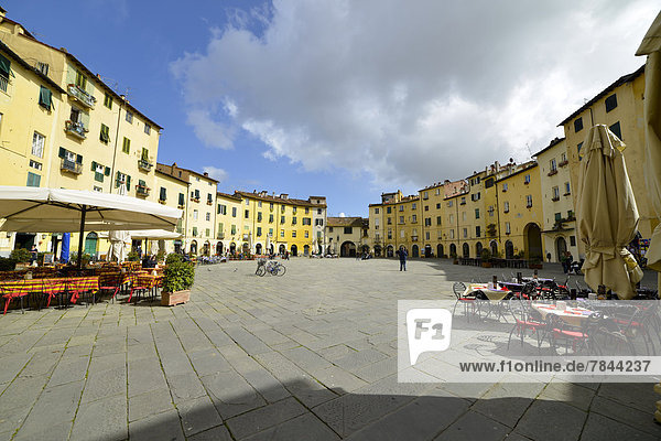 Europa Italien Lucca Piazza Anfiteatro Toskana