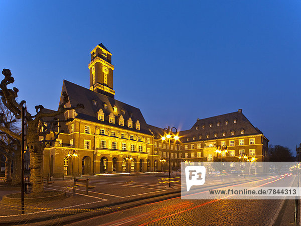 Deutschland  Nordrhein-Westfalen  Bottrop  Blick auf das Rathaus bei Dämmerung