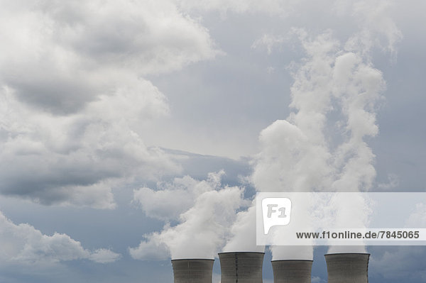 Frankreich  Rhone  Rauchkühltürme des Kraftwerks