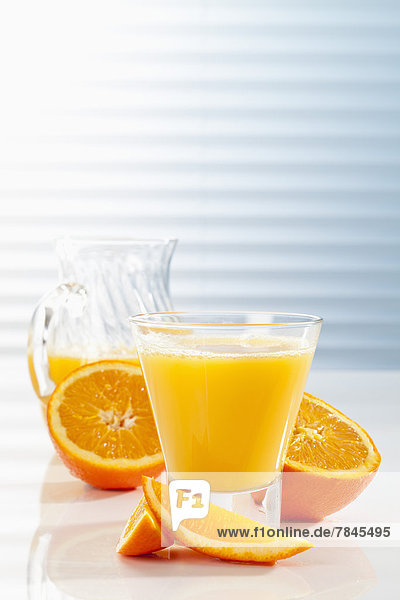 Karaffe und Glas mit Orangensaft  Nahaufnahme