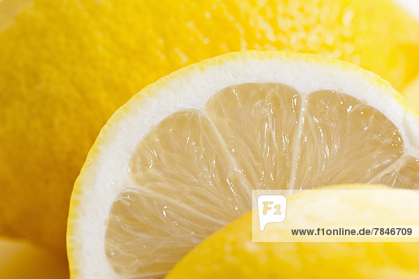 Ganze und halbierte Zitronen  Nahaufnahme