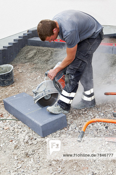 Deutschland  Rheinland-Pfalz  Arbeiter  die mit Pflastersteinen arbeiten