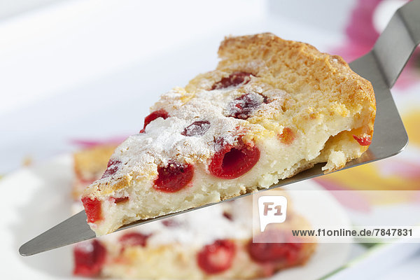 Kirschpfannkuchen auf Tortenheber Nahaufnahme