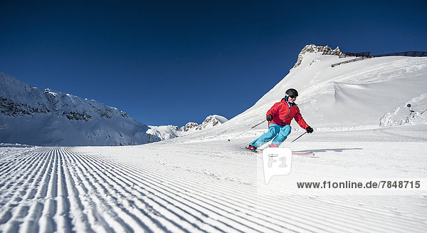 Austria  Salzburg  Mid adult man skiing in mountain of Altenmarkt Zauchensee