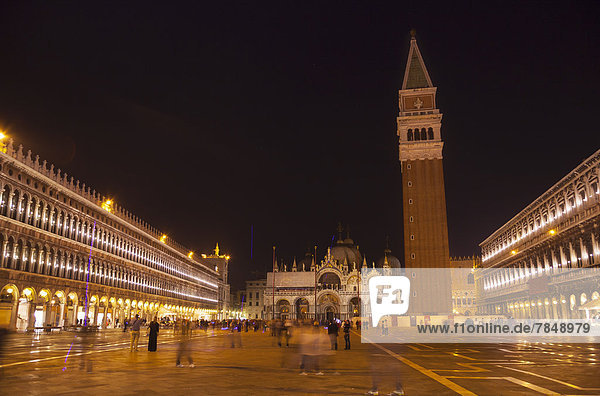 Italien  Venedig  Blick auf den Markusplatz mit Campanile-Turm bei Nacht