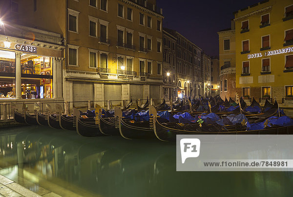 Italien Venedig Gondalas am Kanal beim Markusplatz bei Nacht