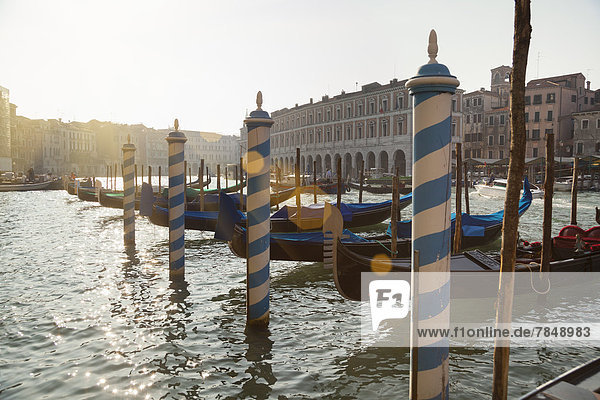 Italien  Venedig  Gondeln am Pier am Canal Grande am Rialto-Markt