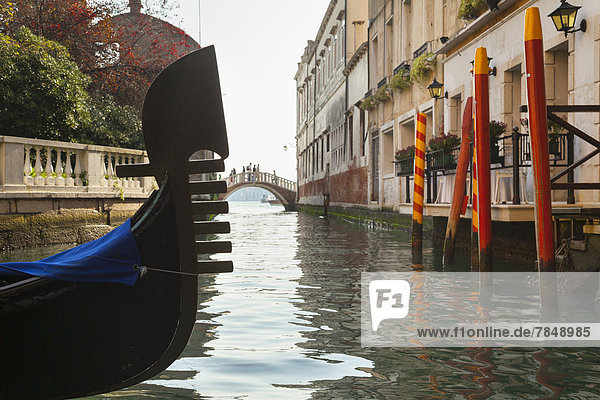 Italien Venedig Gondeln im Kanal am Markusplatz