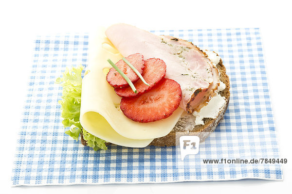 Fitness-Sandwich mit Frischkäse  Salat  Käse und Schinken  Nahaufnahme