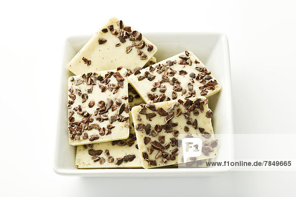 Weiße Schokolade mit Kakao und Bourbon-Vanille in Schale  Nahaufnahme