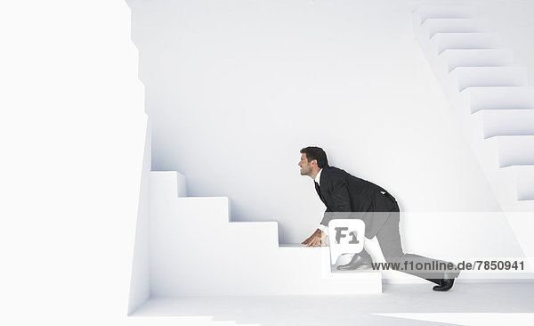 Geschäftsmann im schwarzen Anzug geht die Treppe hinauf