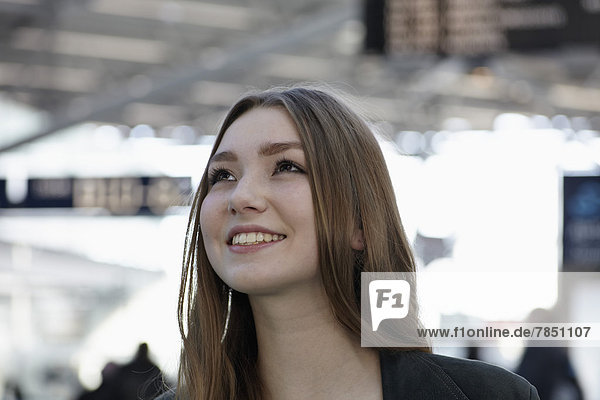 Junge Frau am Flughafen  lächelnd