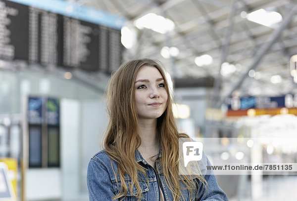 Teenager Mädchen am Flughafen