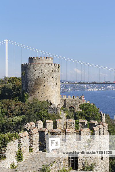 Türkei  Istanbul  Blick auf die Festung Rumeli und die Fatih-Sultan-Mehmet-Brücke