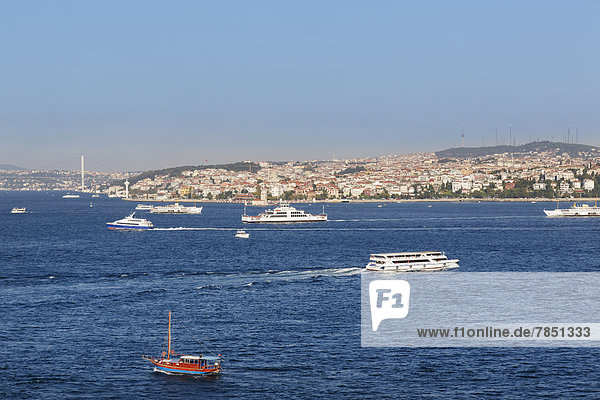 Türkei  Istanbul  Blick auf Bosporus und Uskudar im Hintergrund