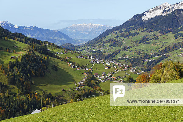 Österreich  Vorarlberg  Blick auf Raggal Dorf von Marul im Großen Walsertal