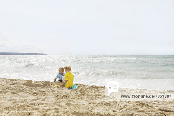 Spanien  Jungen spielen am Strand von Palma de Mallorca