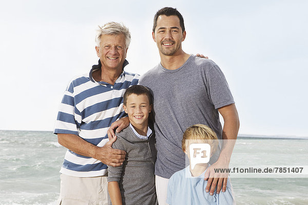 Spanien  Portrait der Familie am Strand von Palma de Mallorca  lächelnd