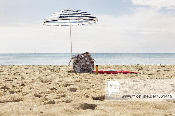 Spanien  Sonnenschirm und Handtuch in Palma de Mallorca