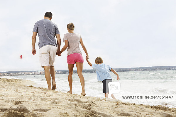Spanien  Familienwandern am Strand von Palma de Mallorca