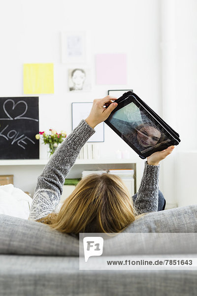Junge Frau selbst fotografiert mit digitalem Tablett