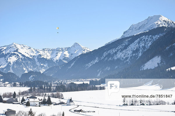 Österreich Gleitschirmfliegen über den Tannheimer Alpen