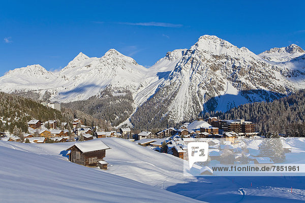 Schweiz  Blick auf Chalethäuser im Schnee