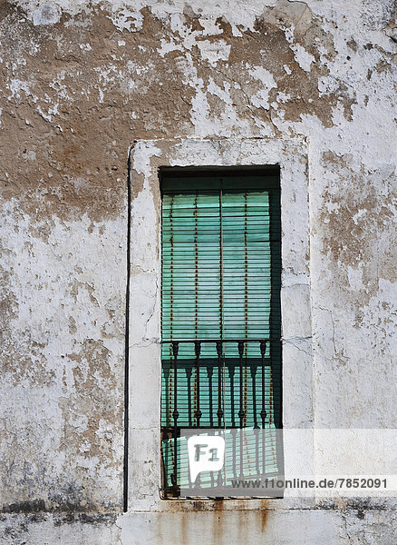 Spanien  Geschlossenes Fenster des alten Hauses