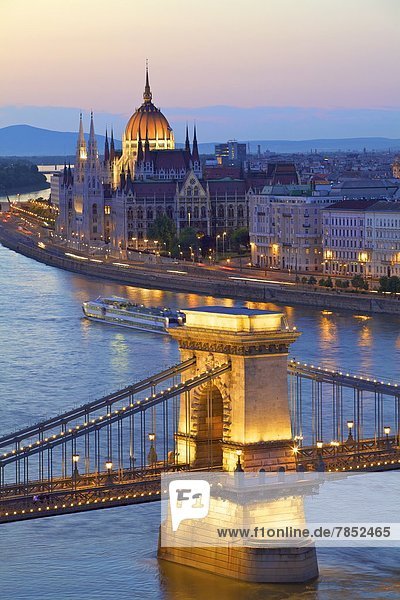 Budapest  Hauptstadt  Europa  Fluss  Parlamentsgebäude  Donau  Ungarn  UNESCO-Welterbe  Kettenbrücke  Abenddämmerung
