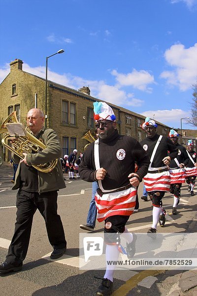 Europa Tradition Großbritannien Tänzer Kokosnuss Ostern England Lancashire Prozession Samstag