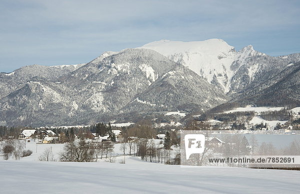 nahe Europa Berg bedecken Stadt Ansicht umgeben Österreich Schnee