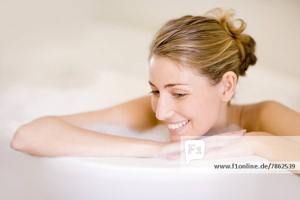 Frau in ein Bad mit entspannenden