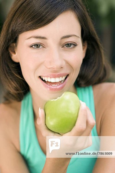 Frau isst einem Apfel