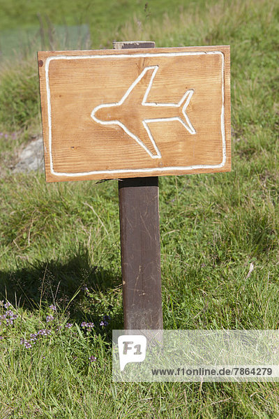 Holzschild mit Flugzeugsymbol