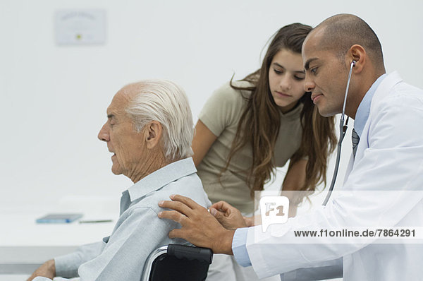 Arzt untersucht ältere Patienten mit Stethoskop