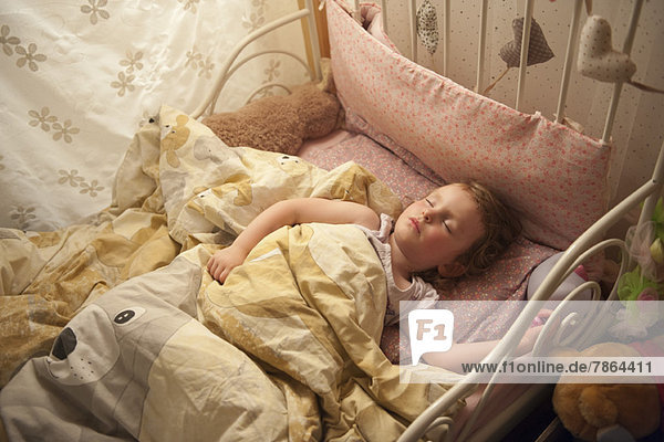 Kleines Mädchen schläft im Bett  Blick in die Höhe