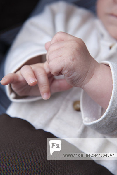 Baby zieht an den Fingern  abgeschnitten