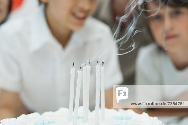 Ausgeblasene Kerzen auf Kuchen mit Rauchfahne