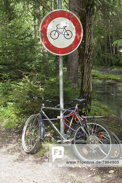 Fahrräder mit Fahrradwegweiser verriegelt