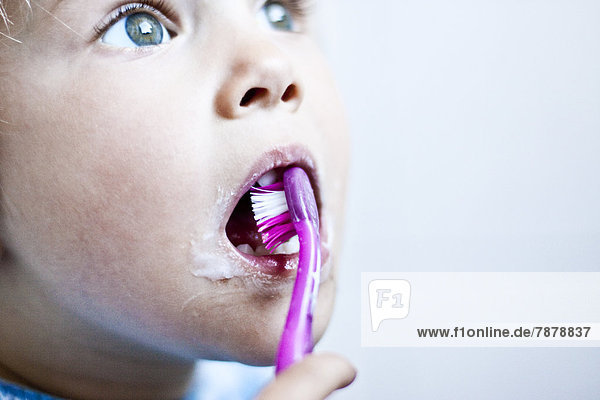 Kleinkind putzt Zähne