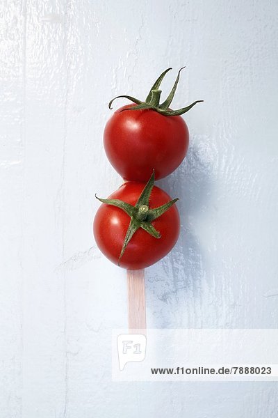 Zwei Tomaten am Stiel